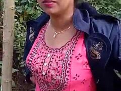 يا إلهي، كيف صار كسها أحمر بعد ما نكت أختي في الغابة؟