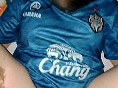 Thajská milf z Buriram United dostává creampie v domácí akci