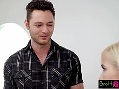 Kiara Cole retar styvbror för hans lilla 18+ kuk på soffan.