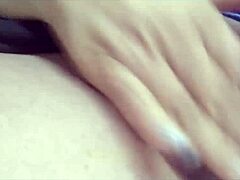 Arab MILF hidzsábban villantja nagy cicijét és spriccel krémes puncival, wow!