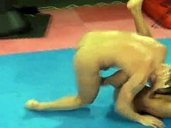 Melanie Memphis domineert Mugur in naakt worstelen met pijpen