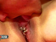 Mladý tvrdý penis vŕta hlboko do zrelej milfky v pančuchách! Ona to miluje!