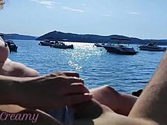 Jeg er sjokkert over denne franske milfens offentlige håndjobb på nakenstrand i Hellas