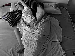 Šťastný voyeur prichytí hanblivú krásku, ako sa dotýka v Maspalomas, časť 1