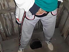 Peguei minha vizinha se masturbando no banheiro da rua e juntei para diversão lésbica