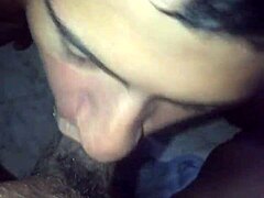 Hej, poglej tega favelado dotado, ki vodi divjo medrasno bareback orgijo na javnem z velikimi črnimi kurci