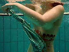 Dasha taucht unter Wasser im Bikini im öffentlichen Schwimmbad mit 18+ Teen-Brunette-Babe-Vibes 😍