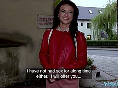 Agent public déchire les bas pour pilonner ma chatte en extérieur