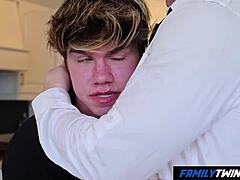 Padrasto musculoso domina enteado novinho com um doggystyle intenso e lambidas