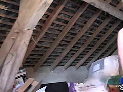 Ranskalainen cougar katsoo kun mies naisee piikaa isoilla tisseillä