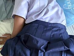 フランス人の観光客が18歳のタイ学生を制服でバンギングするの見たい？