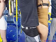 Safada postane poredna z javnim otipavanjem v polnem avtobusu