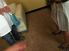 Polsestra se davi na kurcu v zdravniški ordinaciji za divjo globoko grlo zabavo