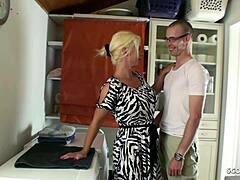 Hijastro alemán pillado y se corre dentro de su madrastra milf con ropa rota en acción salvaje