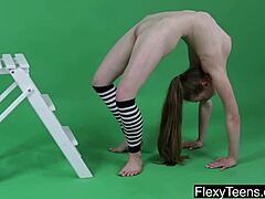 Anna Mostik在惊人体操表演中展示身材