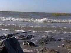 Žhavá mladá kočka šuká s dědou na pláži, polyká všechno