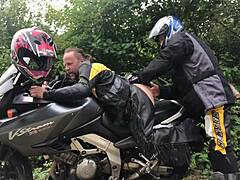 Putain, je suis accro à l'empalage anal extrême avec ce biker gay