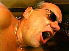 הכוכבת האיטלקית פמלה מיטי נהנית מזיין וינטג' עם קונילינגוס אינטנסיבי וקרימפיי.