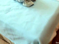 ستيبموم ساخنة تشارك سرير الفندق وشرجها الضيق