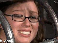 Prachtige meiden strakke tepels krijgen brute pijnlijke marteling