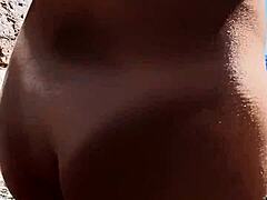 Sexe rapide en POV avec une jeune chaude sur une plage publique, ça intrigue