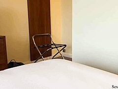 Styvmamma och son delar hotellsäng för tabu-kul