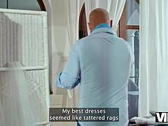 VIP4K erweckt Umkleide-Fantasien zum Leben mit schöner Babe im Kleid, die durchgefickt wird