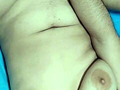 Latina culona chorrea duro en orgasmo con tetas naturales grandes y piernas sumisas temblando