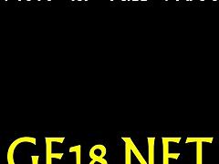 Ładna nastolatka słodkość schyla się na pieska dla mojego dzikiego pragnienia