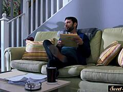 Milf tabú es follada duro a lo perrito tras una sesión de mamada