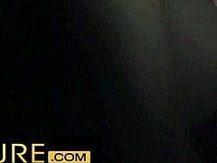 Tvrdo analno jebanje u WC-u sa intenzivnim pasjim stilom