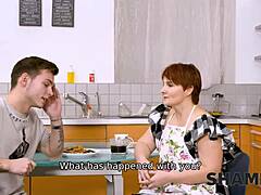 Ъх, тази червенокоса пълничка дама от Shame4k показва на любопитния хлапак всичките си секс трикове в кухнята!