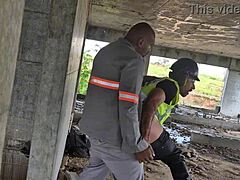 Рабочие трахаются без презерватива на публике после того, как все уходят