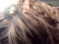 Meilleure amie lesbienne se fait facefuck brutal en voiture et squirt sous domination