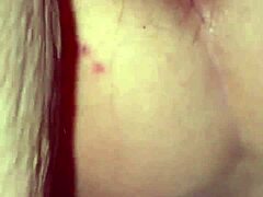 Le cocu regarde sa femme se faire prendre fort