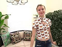 Извращённая сводная сестра Луна Фэй трахается за билеты на концерт