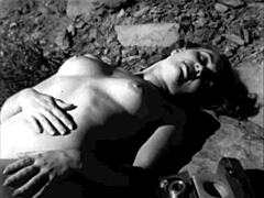Mis desnudos vintage secretos expuestos en la naturaleza.