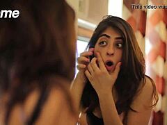 Приятелката ми прекарва качествено време с индийския си приятел в културна обстановка