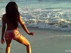 Hottie Shakin Her Booty On Public Beach!