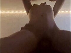 Xxxhannah1 bőven folyadékot enged ki arra a szerszámra érdekes bemutatóban.