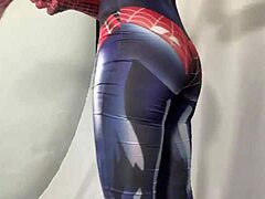 modelo exibe tangas em ensaio sensual e provocante.  