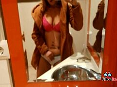 Rubia Cachonda En Baño Público Buscando Sexo