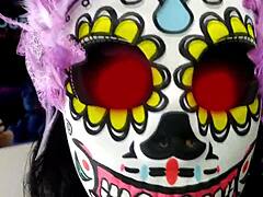La Catrina provoca con consolador para chorros salvajes de Halloween