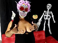 La Catrina provoca con consolador para chorros salvajes de Halloween