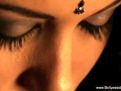 Bollywood Babe Enjoys Dirty Exhibition!