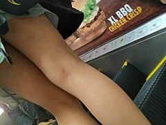 コロンビアの売春婦のスカートの中をチラ見せで誘惑！