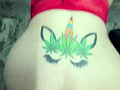 Amater Anastasia Rain sa tetovažama