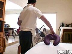 Гръдата блондинка получава див масаж с духане в спа салон 😘