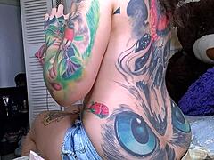 Stepmom's Big Buttcrack Visible While Painting Nails