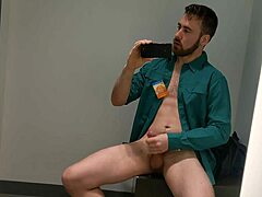 Gay Masturbándose N°13 - Hombre Macho